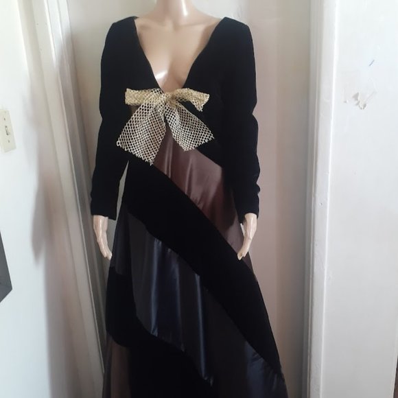 OSCAR DE LA R ENTA BLACK VELVET PLUNGE NECKLINE LONG SLEEVES SIZE US 8 - Picture 1 of 7